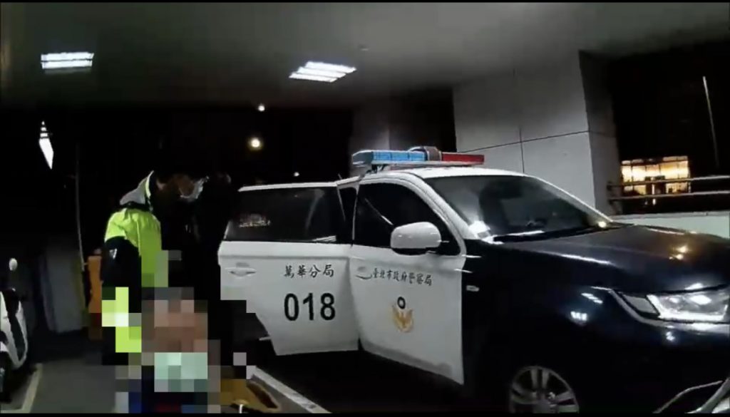 員警通報管轄分局轉家屬老翁平安尋獲消息,並將老翁載返住處與家人團聚,家屬感謝警方溫暖的協助