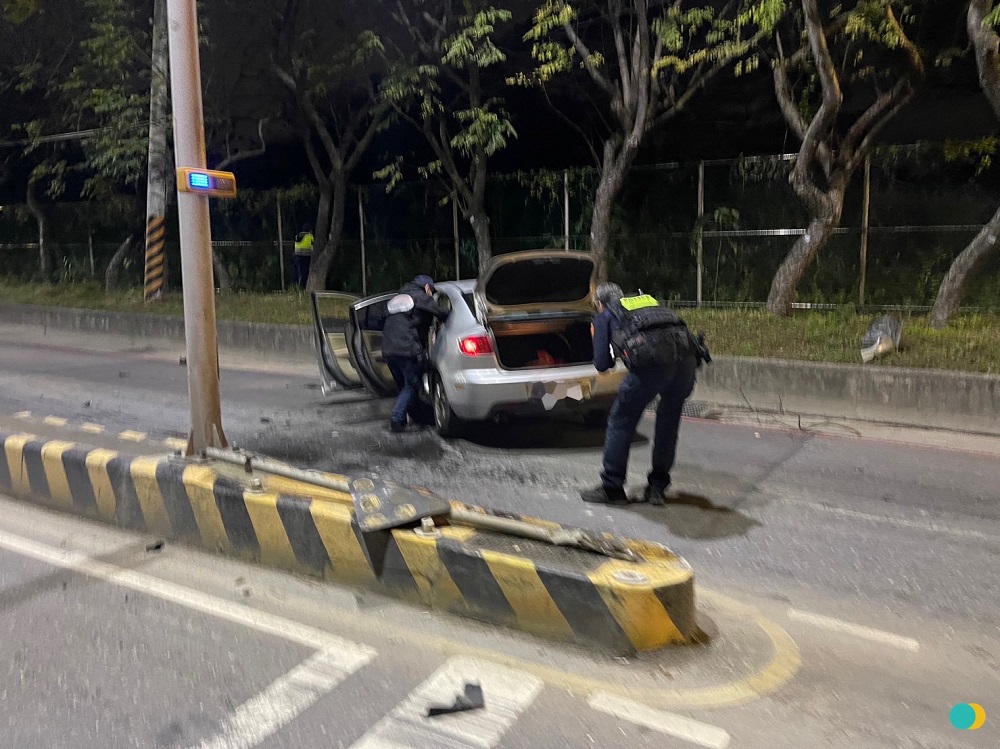 偷車奇異筆改車牌號 吸毒上路巡邏警攔查衝車逃被逮 87 S 107872311