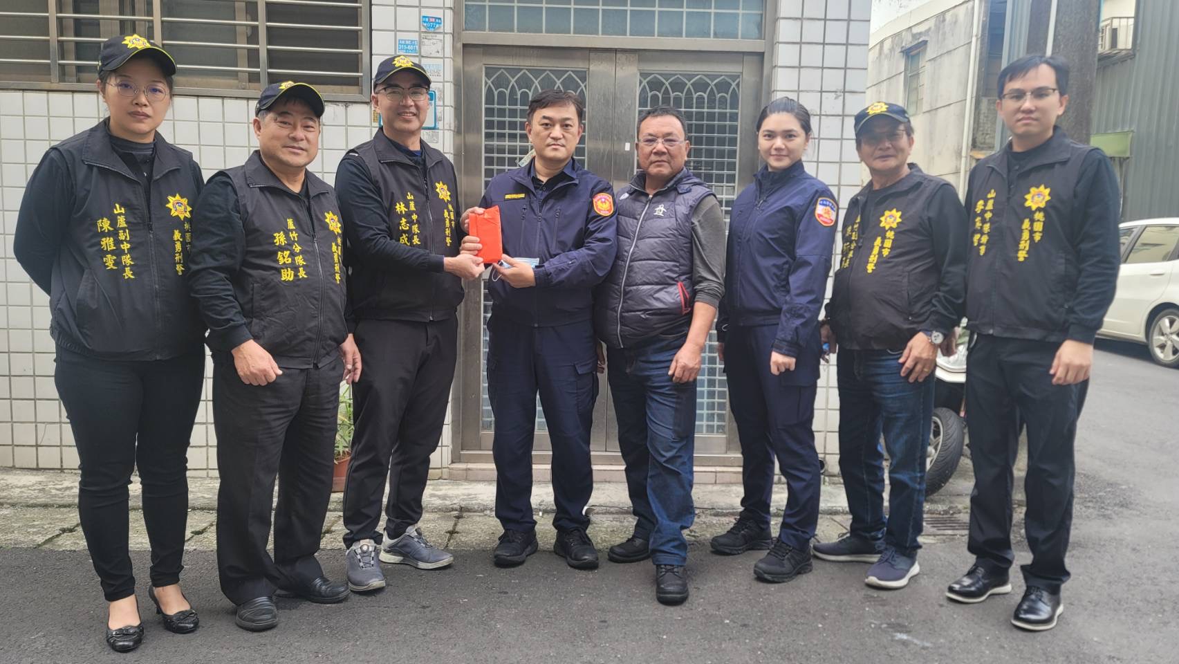 桃園巿義刑山蘆中隊長林志成一行,及桃園市政府捷運警察隊警友辦事處主任徐承昌等人,親自前往致贈慰問金。(記者宋紹誠翻攝)