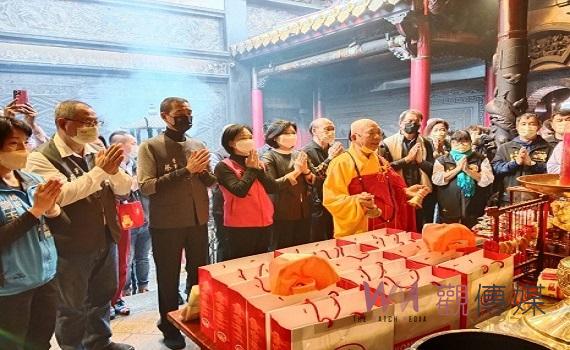 影/白沙屯媽北港進香邁向11萬人次 萬泰科發70萬片粉紅超跑口罩