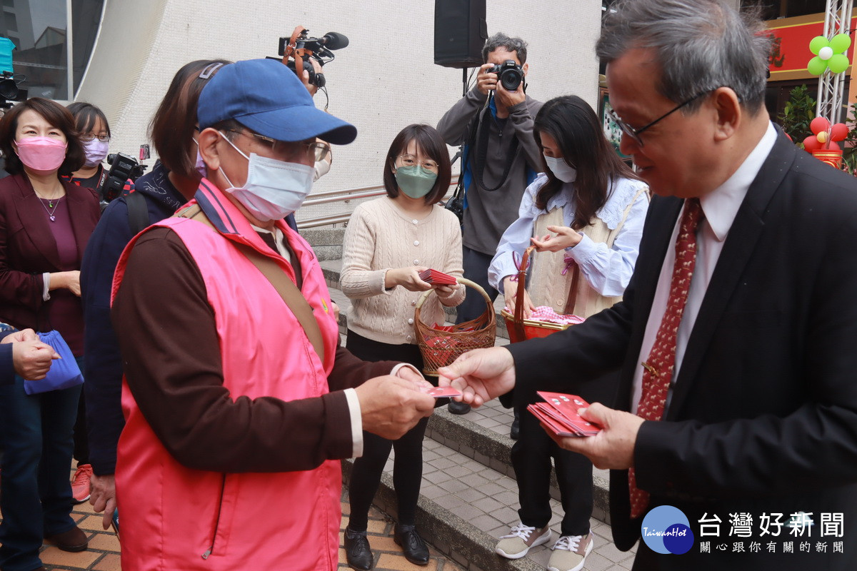 王副縣長代表許縣長贈送小紅包賀卡。(記者扶小萍攝)
