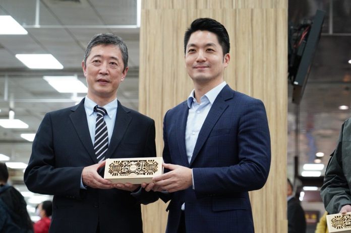 臺北市長蔣萬安致贈北市百年茶禮盒給愛媛縣代表河上芳一