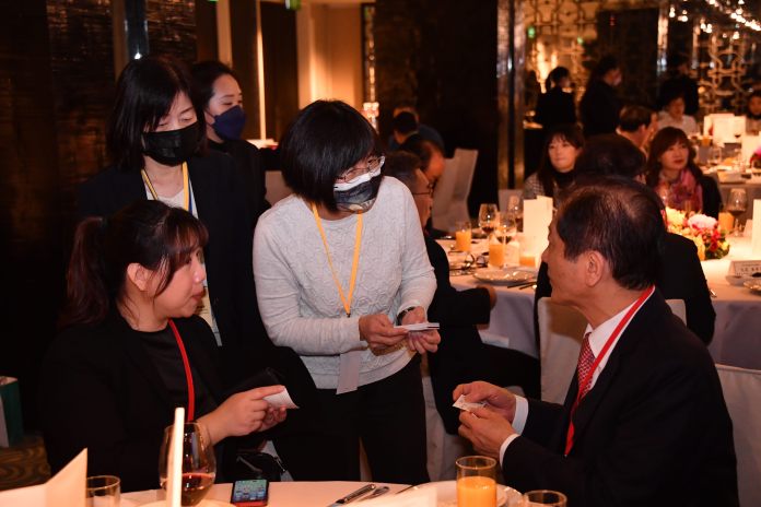 觀傳局長陳淑慧與「國際觀光業者推介會」貴賓交流。