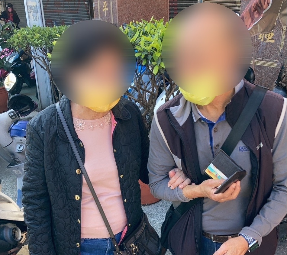 ▲ 林男握緊妻子的手,感謝員警協助及關聖帝君的保庇 (圖/台中市警察局 提供)