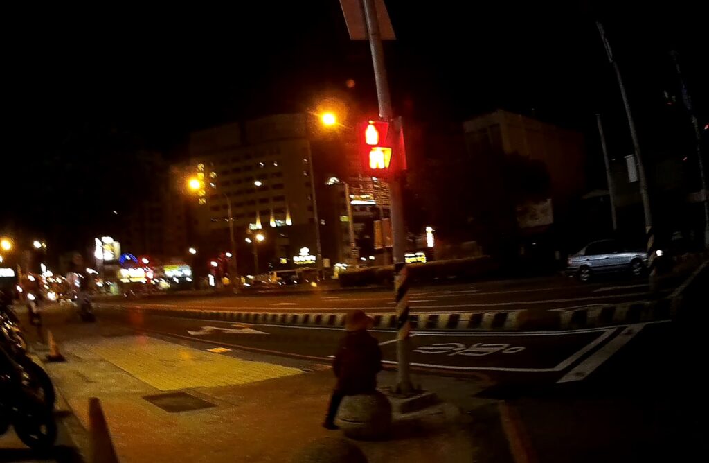▲ 警方深夜巡邏時，發現呆坐在石墩上的婦人        (圖/台中市警察局 提供)