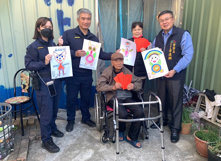 ▲ 中警第四分局長李建興帶隊關懷彩虹爺爺黃老先生        (圖/台中市警察局 提供) 
