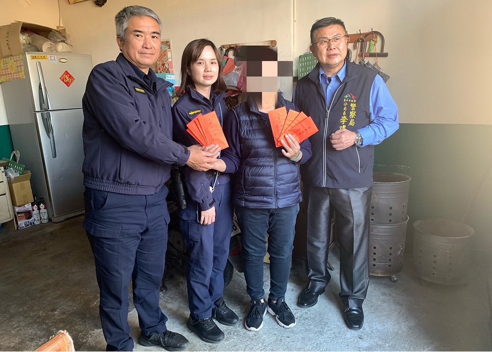 ▲ 中警第四分局長攜手地方善心人士，一起慰問弱勢家庭 (圖/台中市警察局 提供)