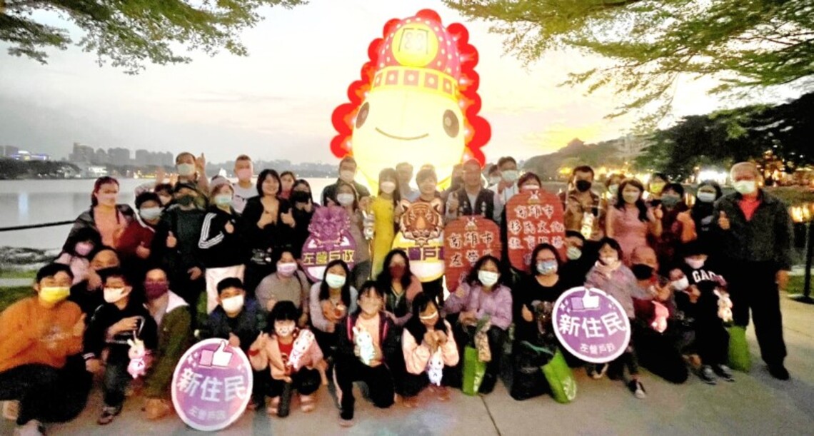 新住民玉兔迎春遊高雄燈會 驚呼又炫又酷