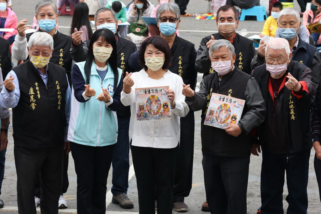 市長手拿畫冊合影