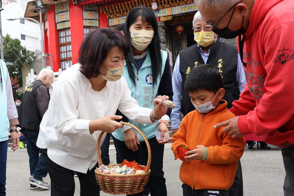 市長分送糖果
