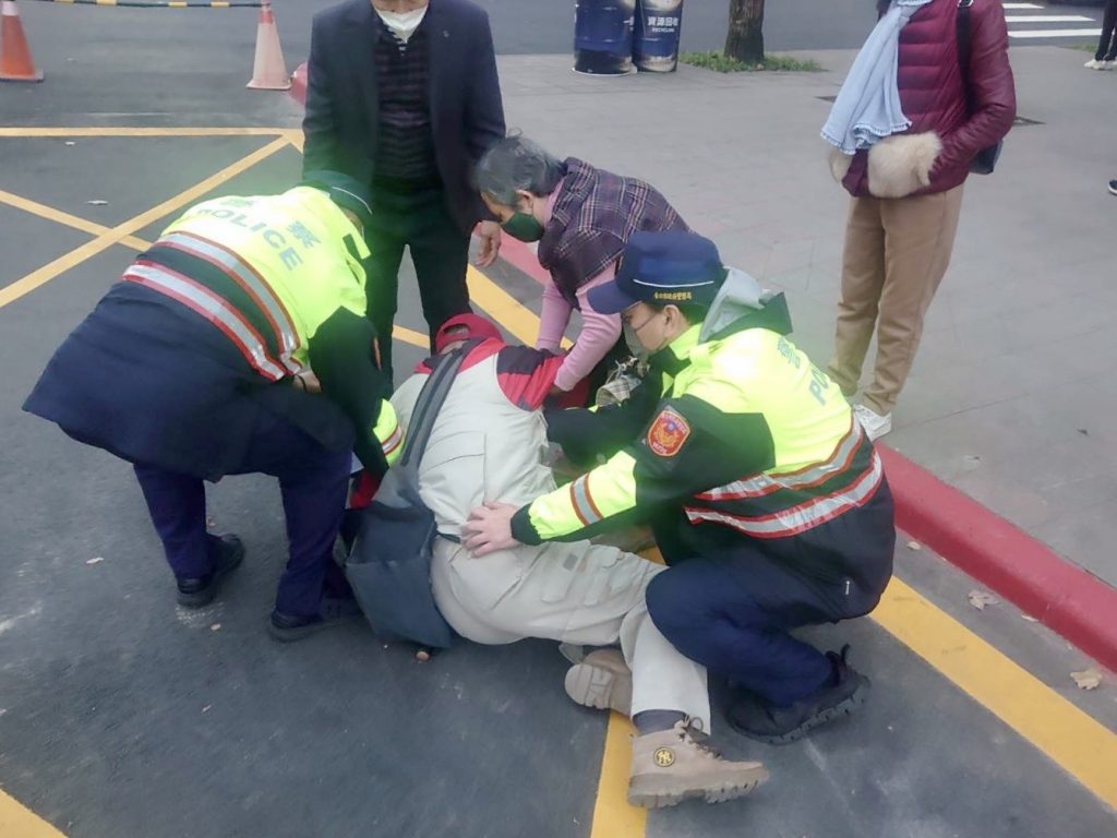 臺北市保安警察大隊佈署多層次、高密度、全方位的步巡警力,深入人群即時提供為民服務,發現民眾路倒立即上前攙扶關懷救護。