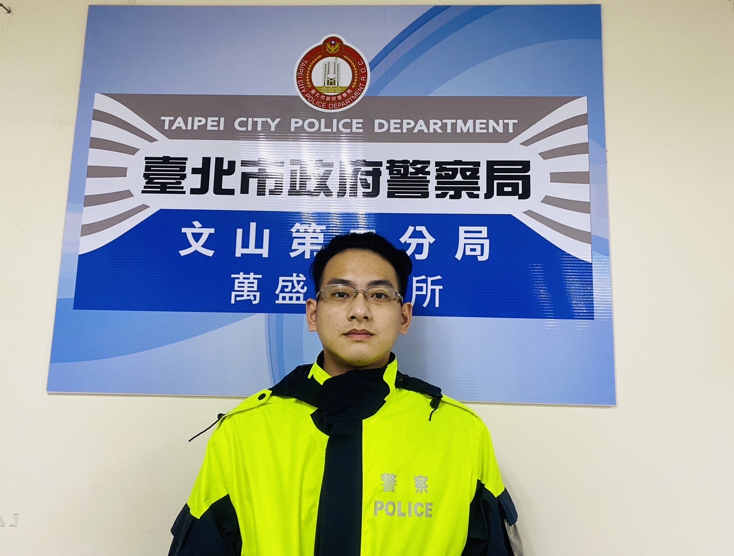 萬盛所員警羅虢謙駕駛警車,火速護送民眾抵達醫院就醫。(記者楊國域翻攝)