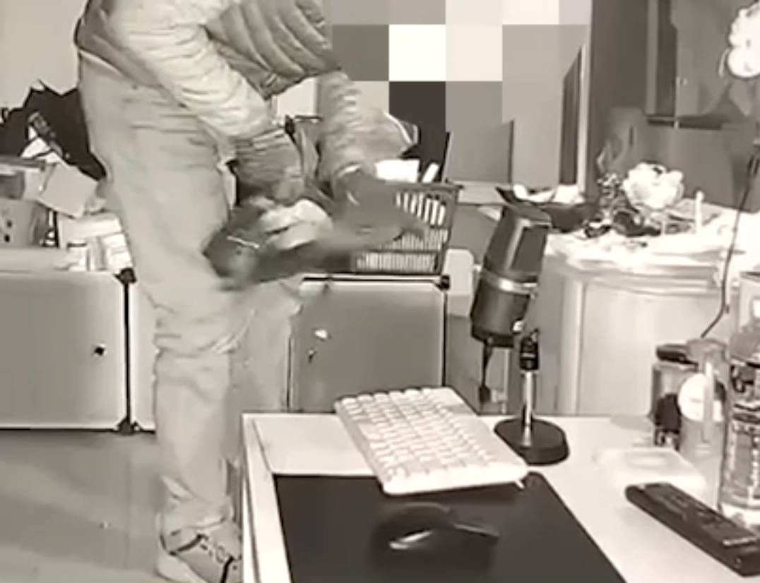 屋內偷竊畫面。(記者宋紹誠翻攝)