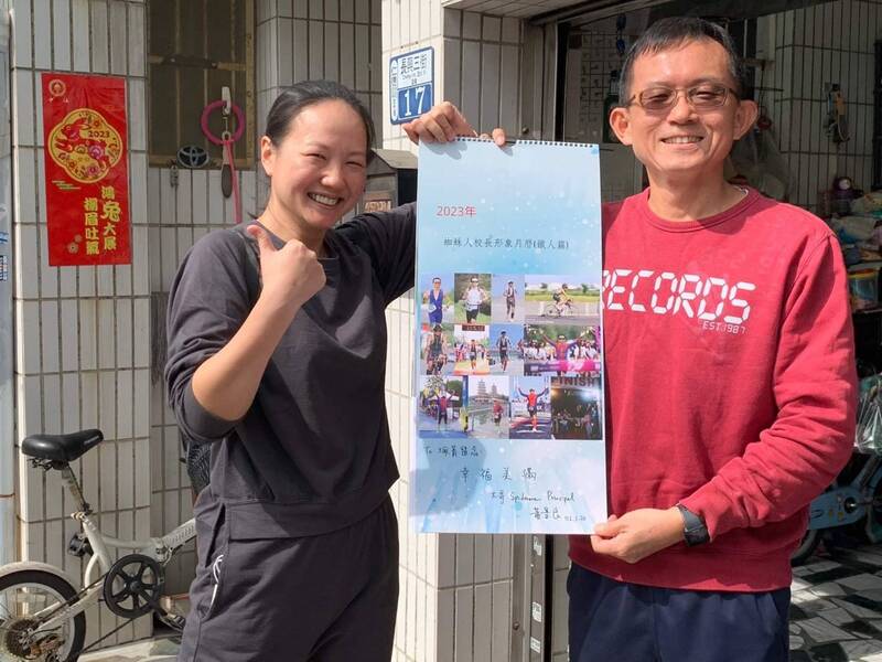 漾新聞|「蜘蛛人校長」發行形象月曆還辦簽名會 教育界頭一遭!