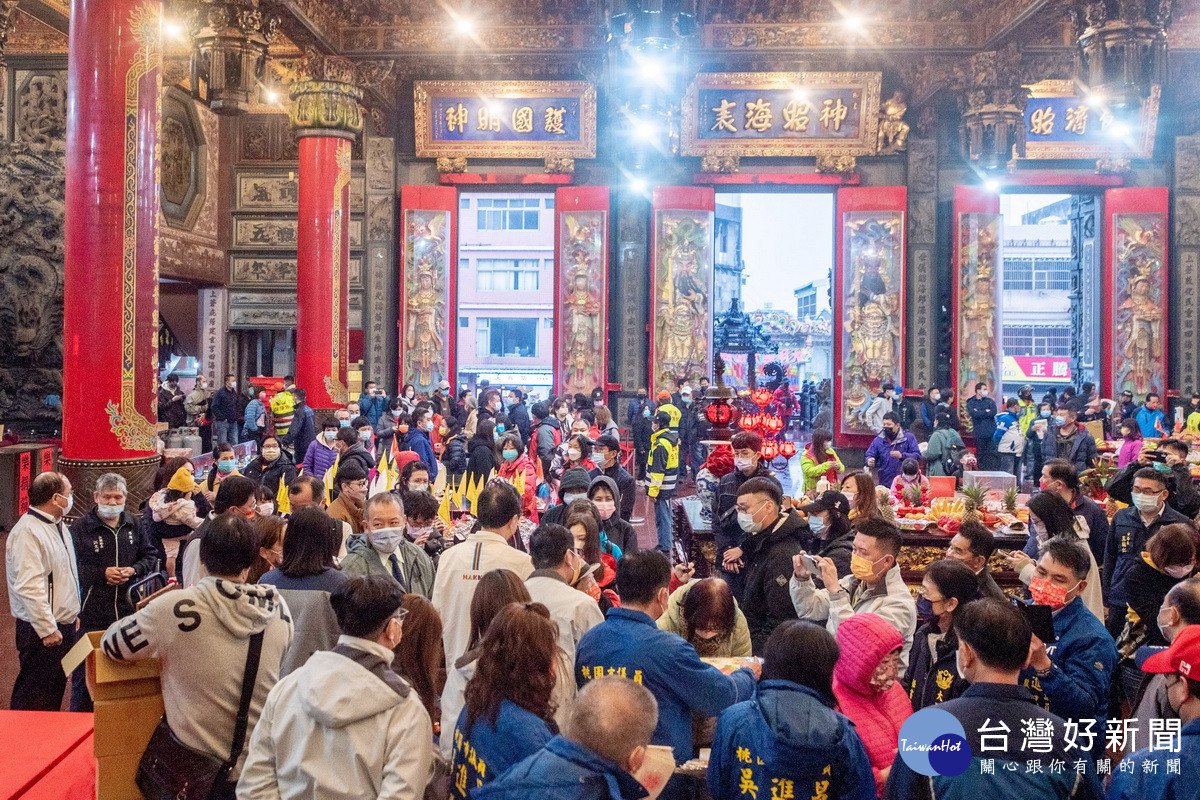 桃園市長張善政元宵節宮廟參香祈福發送福袋,心懷感恩還願用心拚市政。