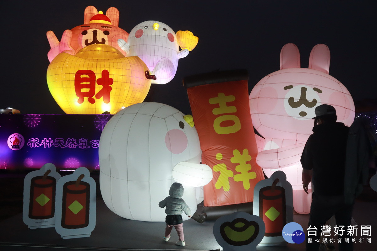 副燈及粉紅兔兔受到大小朋友的喜愛。(記者扶小萍攝)