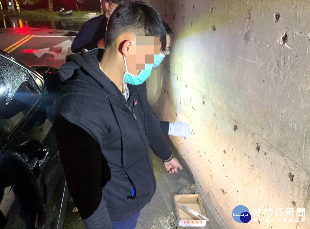 謊稱民眾物品掉落真強盜,大園警5小時內緝獲2嫌犯。