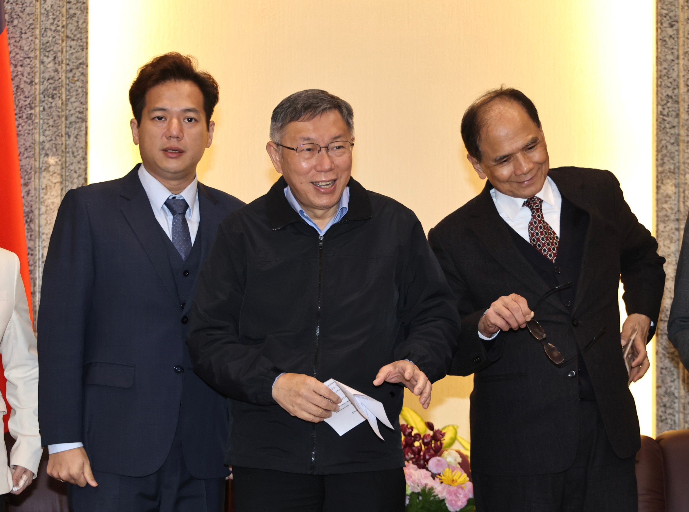 柯文哲(中)6日拜會立院院長游錫堃(右)。林啟弘攝