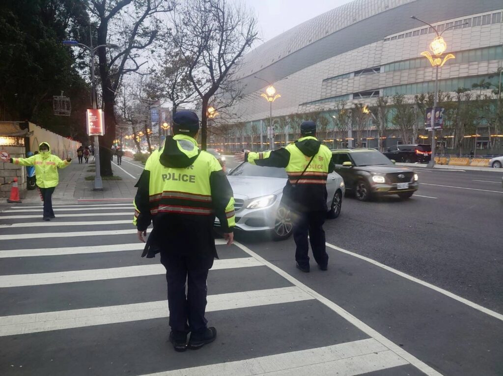 臺北市保安警察大隊佈署多層次、高密度、全方位的步巡警力,深入人群即時提供為民服務,執行交通疏導等安全維護工作。