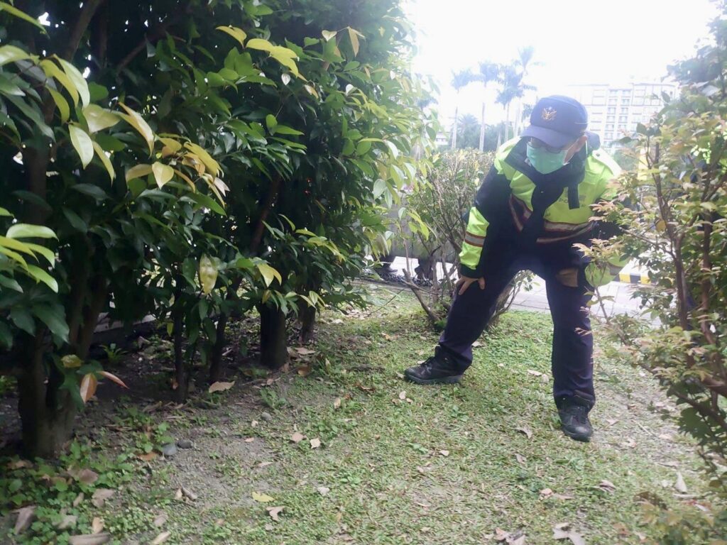 臺北市保安警察大隊佈署多層次、高密度、全方位的步巡警力,深入四大展區會場執行維安工作,針對標定區域及周遭樹叢實施點線面地毯式搜查及探測,查看有無類似或可疑爆裂物。