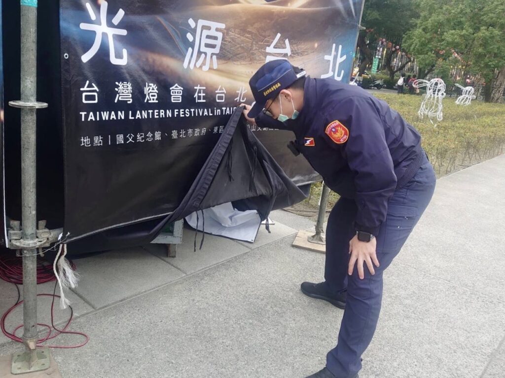 臺北市保安警察大隊佈署多層次、高密度、全方位的步巡警力,深入四大展區會場執行維安工作,巡查花燈舞台及燈座下方檢視有無類似或可疑爆裂物。