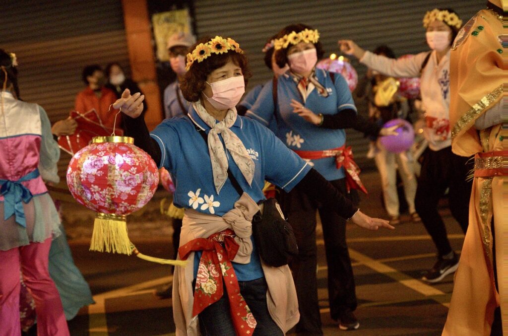「2023草鞋墩相揪鬧元宵」活動，草屯客家協會以藍衫、桐花、花布等文化元素表現客家風情。（圖/工藝中心提供）