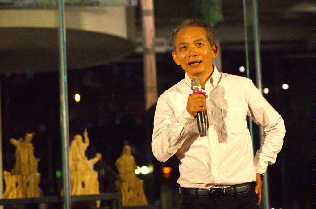 工藝中心長期支持在地文化活動，在「草鞋墩相揪鬧元宵」活動，張仁吉主任致詞畫面。圖1：（圖/工藝中心提供）