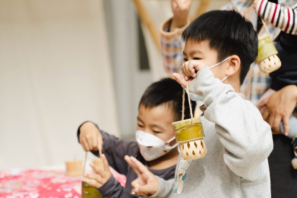 孩童親自動手創作自然、創意又具現代的工藝燈籠。（圖/工藝中心提供）