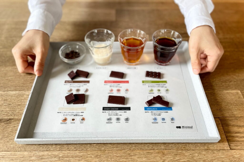 由6種巧克力、可可豆碎粒、可可果肉汁等10種品項構成的「Minimal體驗套餐」,是Minimal富谷本店才能享用的必點人氣餐點。(照片來源:ⒸMinimal - Bean to Bar Chocolate -)