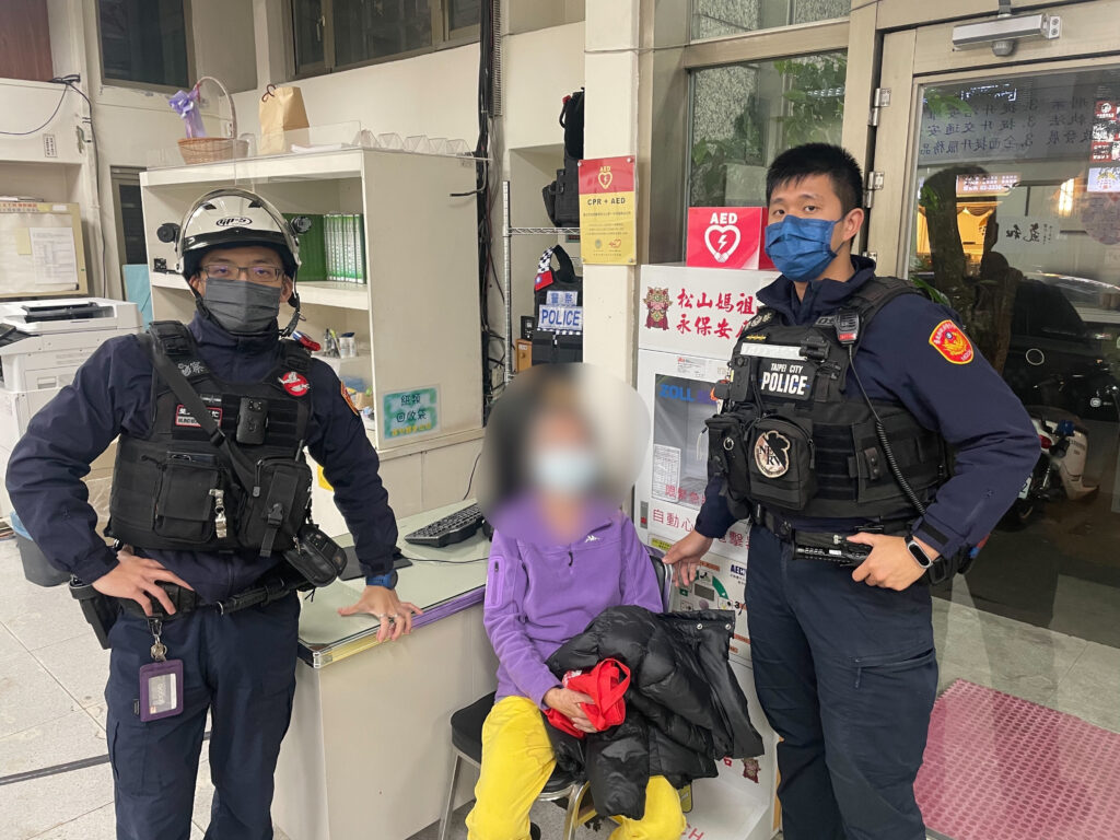 警方巡邏時發現老嫗疑有失智迷途情事