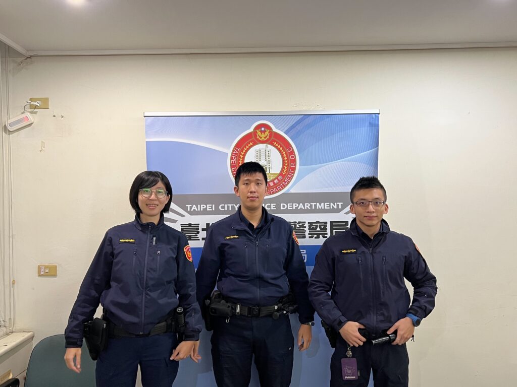 復興派出所警員沈家鈞(中)、王聖評(右)及劉欣怡(左)