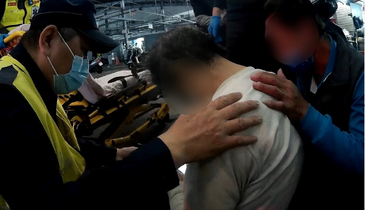 ▲ 男子準備騎車時暈厥,嚇壞身旁眾人報警協助 (圖/台中市警察局 提供)