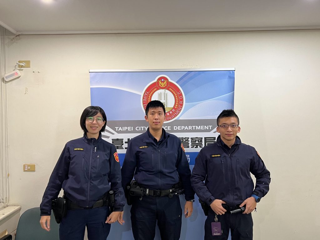 復興派出所警員沈家鈞(中)、王聖評(右)及劉欣怡(左)