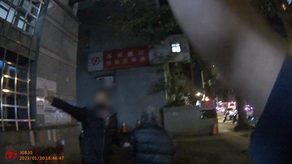 老嫗順利與家人團聚,家屬相當敬佩警方的工作態度與感謝員警協助