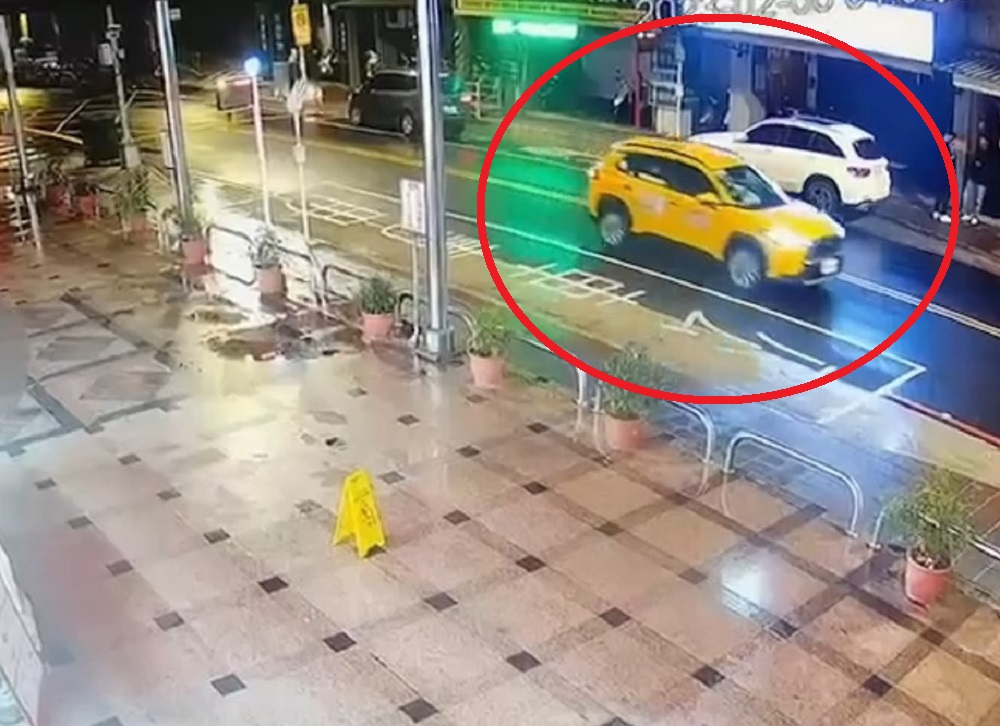 酒後搭小黃叫不醒 代付車資被飆罵推擠北市警遭送辦 102 21567