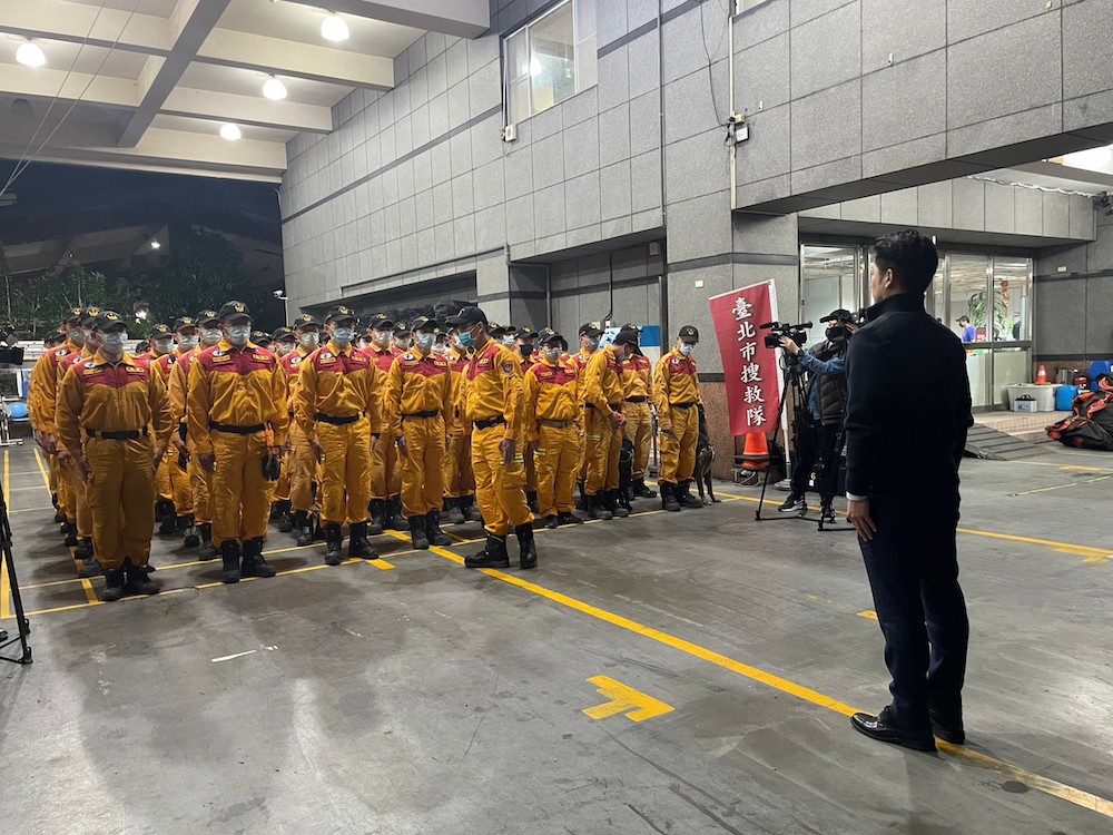土耳其7.8強震預估釀千死 台北市搜救隊即刻救援還九二一恩情 118 土耳其6日上午發生強震,台北市搜救隊準備組織出發赴土國救援,台北市長蔣萬安提早結束晚間行程,前往致意。(3)
