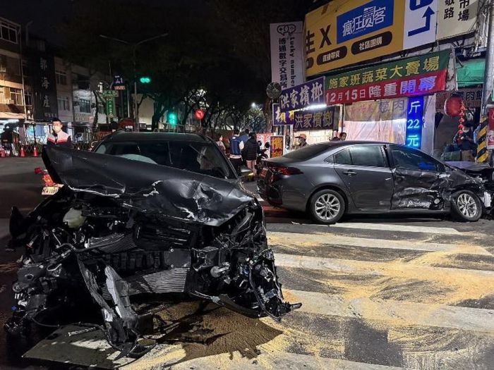 高雄2車擦撞嚴重毀損 3人受傷送醫