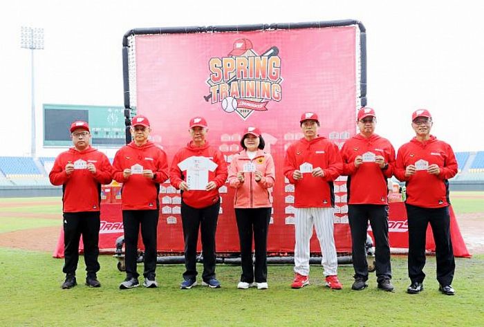 味全龍斗六球場集訓 魏應充率領團隊上香祈福