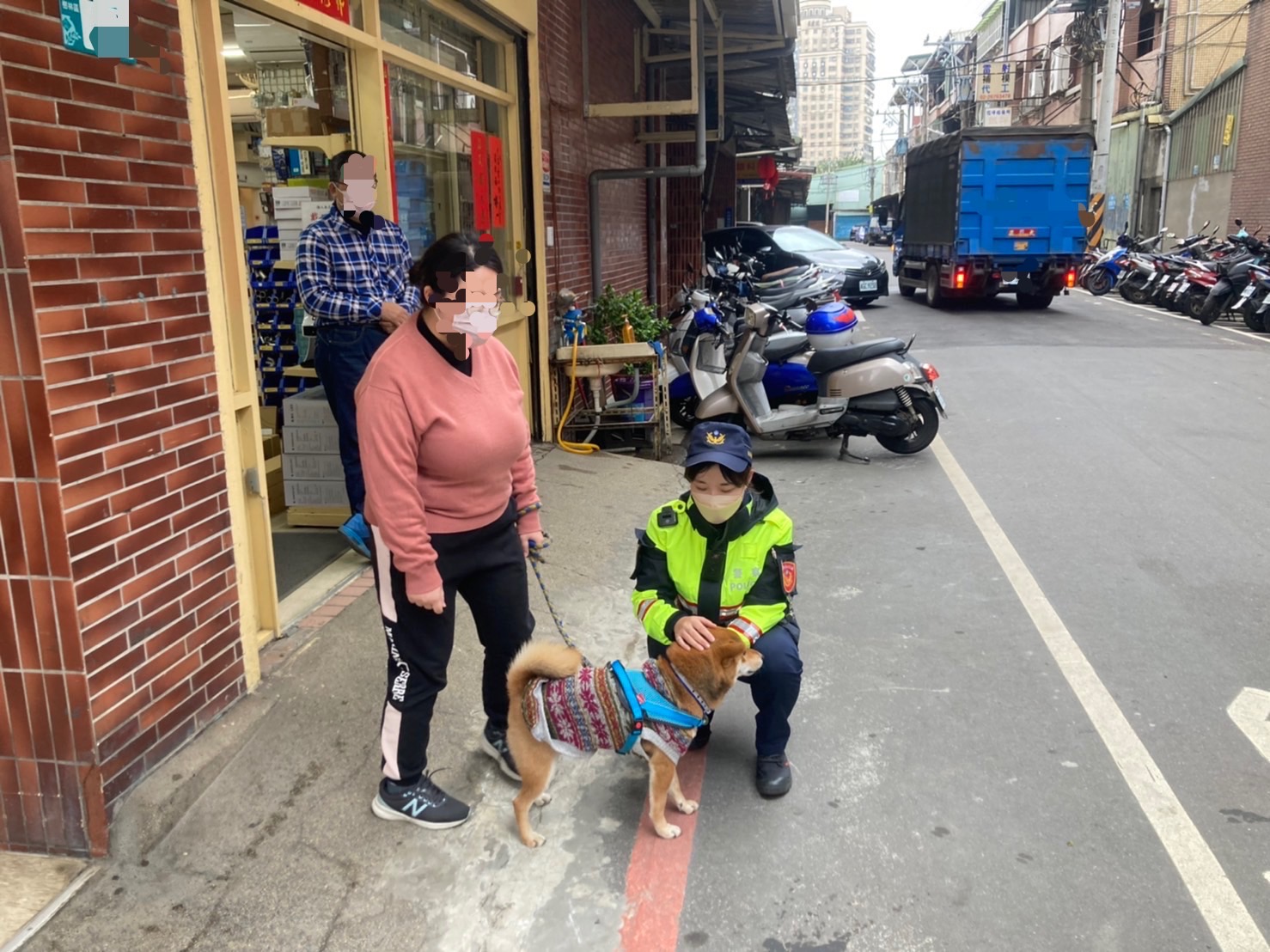 樹林警協助民眾找回愛犬。(記者徐煜勝翻攝)