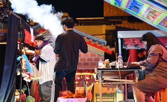 阿忠布袋戲覆三觀演出 越是無厘頭越能受歡迎!