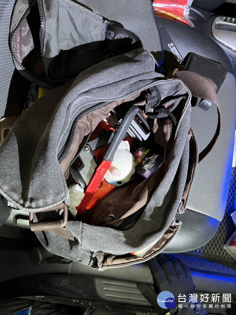 警方在男子車上取出疑為行兇的水果刀/陳致愷翻攝
