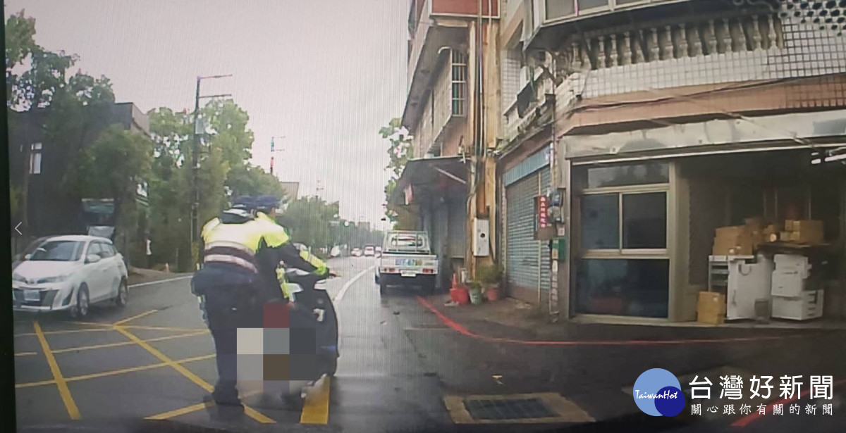 老翁騎機車身體不適，八德暖警協助阿伯返家。<br /><br /> <br /><br /> 