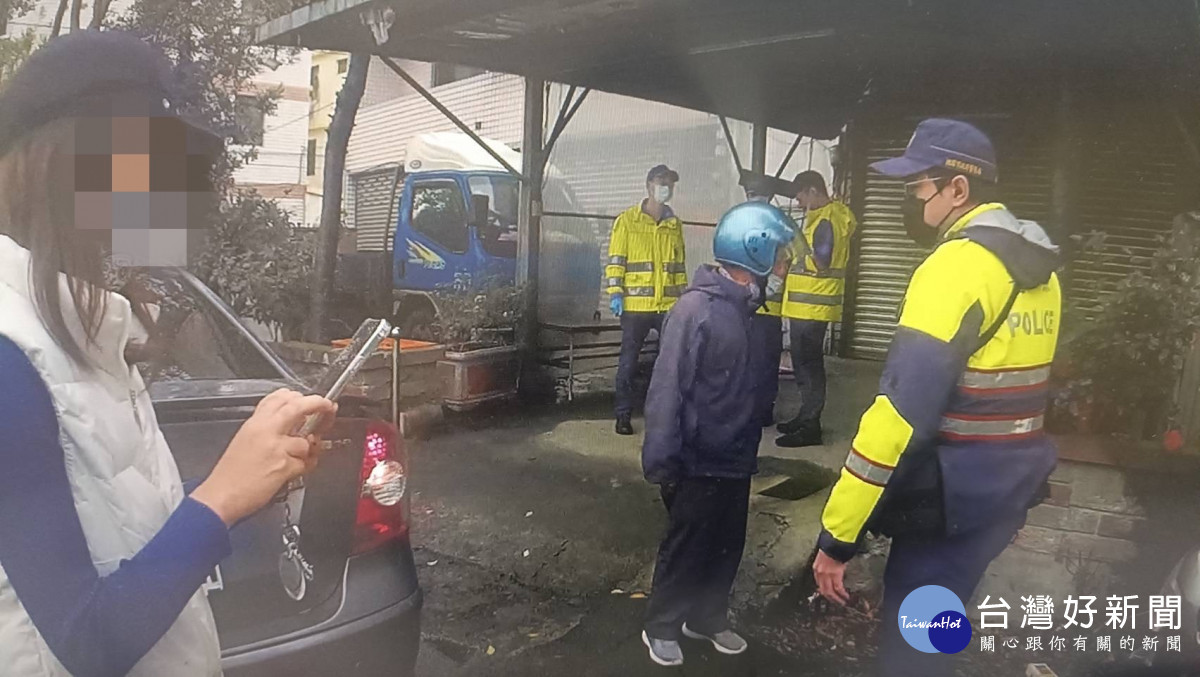 老翁騎機車身體不適，八德暖警協助阿伯返家。<br /><br /> <br /><br /> 