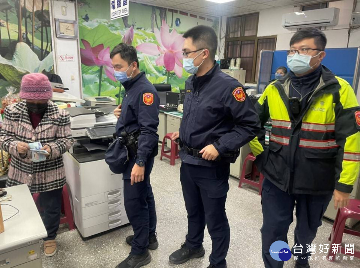 老婦遺失6萬元紅包，大園警調監視器助尋回。