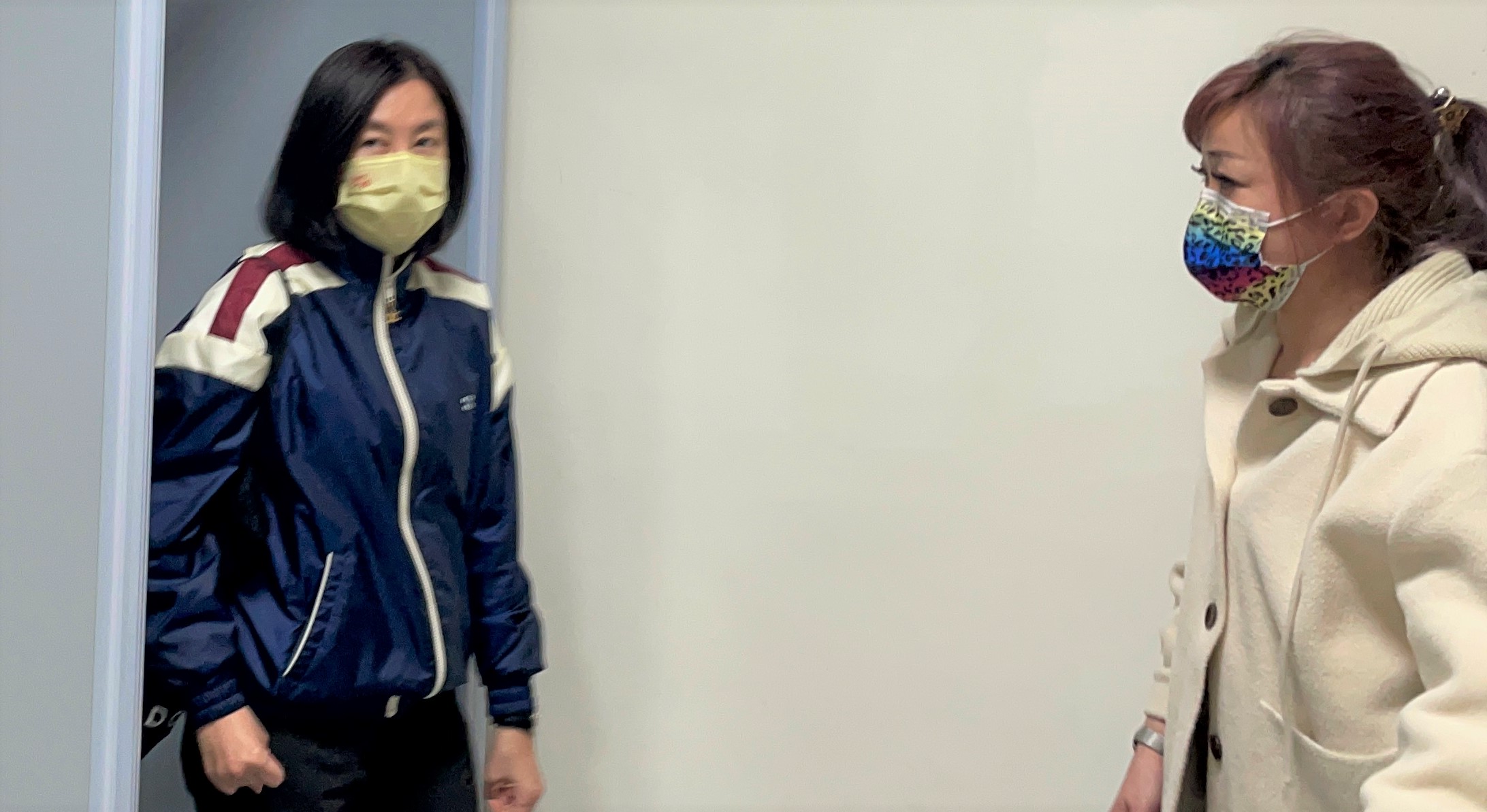 南檢昨天二度傳喚台南市議長邱莉莉(左),今天凌晨諭令150萬元交保。讀者提供
