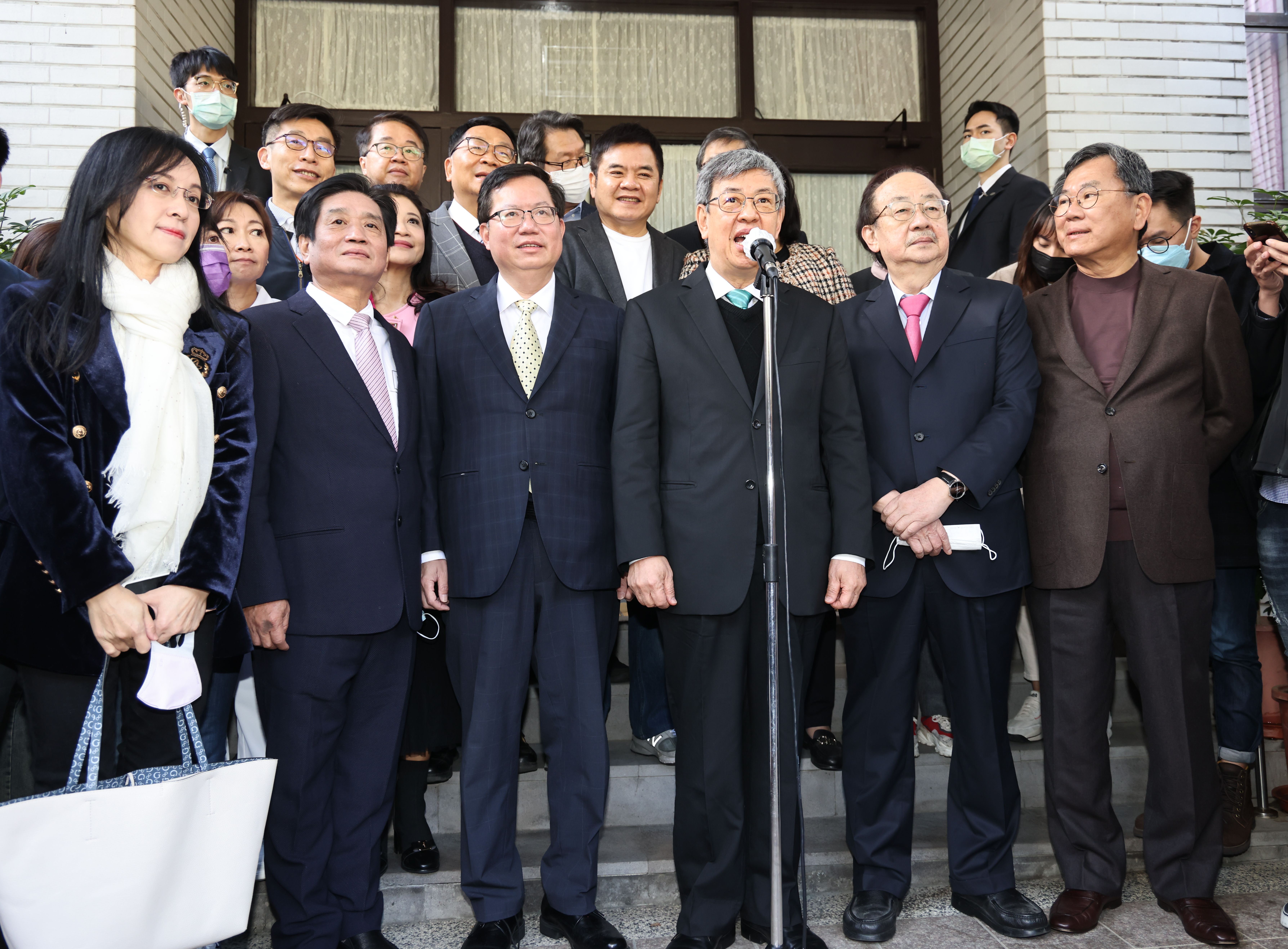 行政院長陳建仁（右三）７日已責成行政院副院長鄭文燦（左三）本周就人民個資安全與資安保護機制議題邀集各相關部會進行討論。資料照片／林啟弘攝