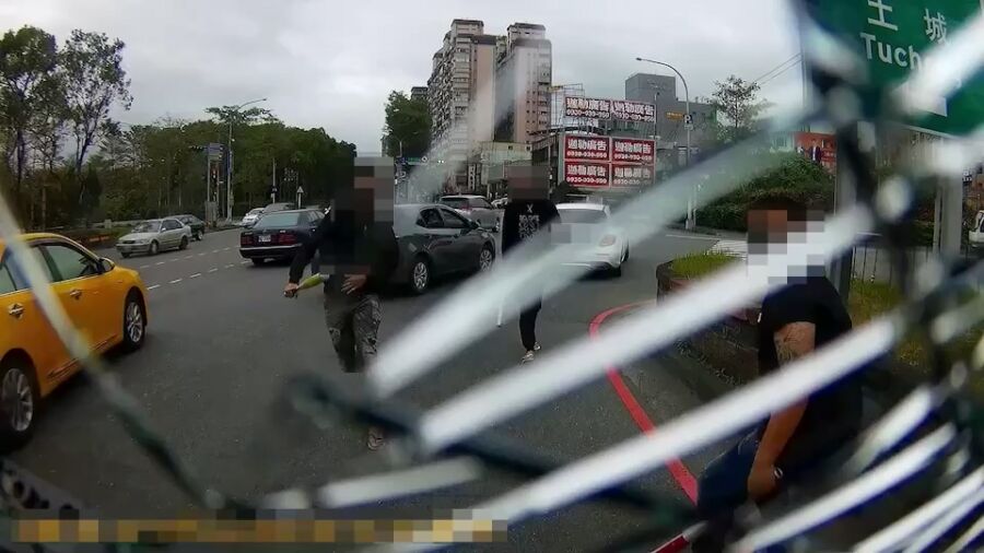 三峽砸車