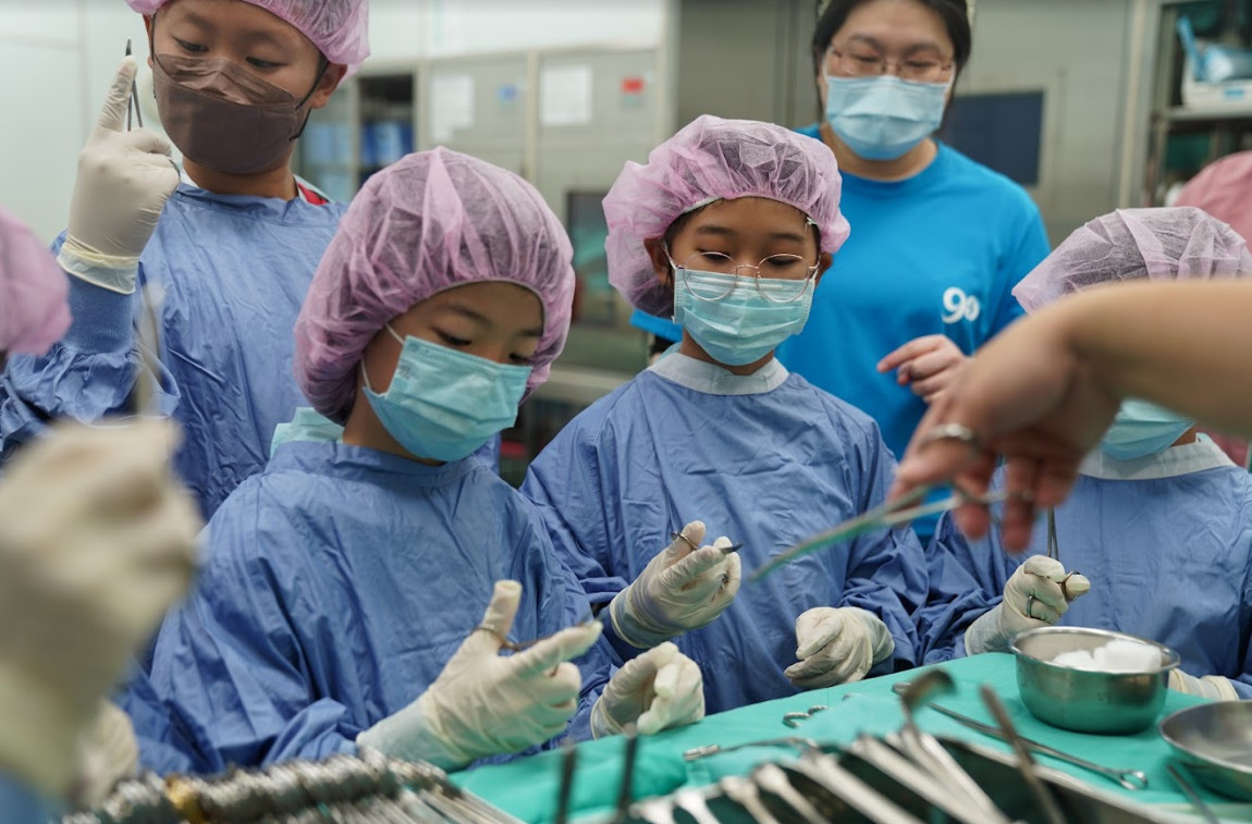 澄清醫院中港院區今天舉辦「小小醫護天使體驗營」,希望讓健康知識向下紮根,讓小朋友從小就養成保護自己與尊重別人身體的概念, 澄清醫院中港院區今天舉辦「小小醫護天使體驗營」,希望讓健康知識向下紮根,讓小朋友從小就養成保護自己與尊重別人身體的概念,