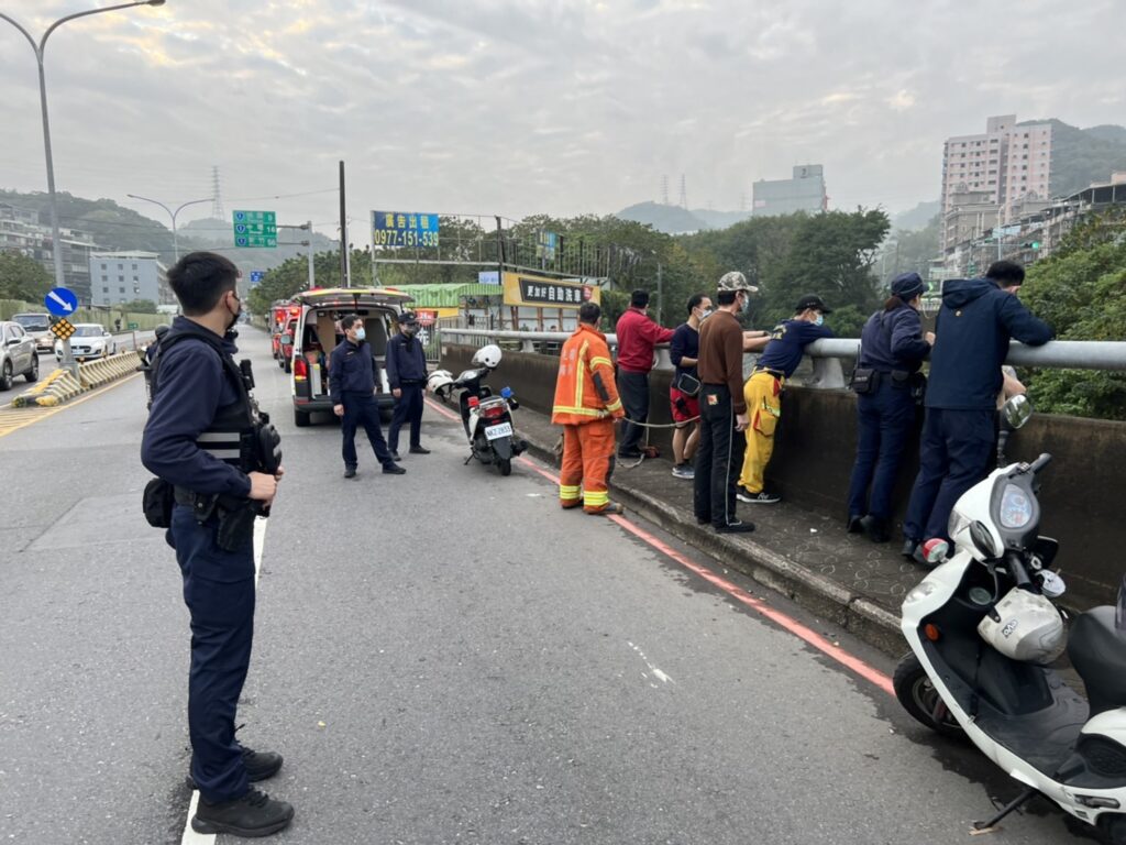支援警力及消防局人員均到場,於現場做好警戒後,對該男施以柔性勸說請其停止自傷作為