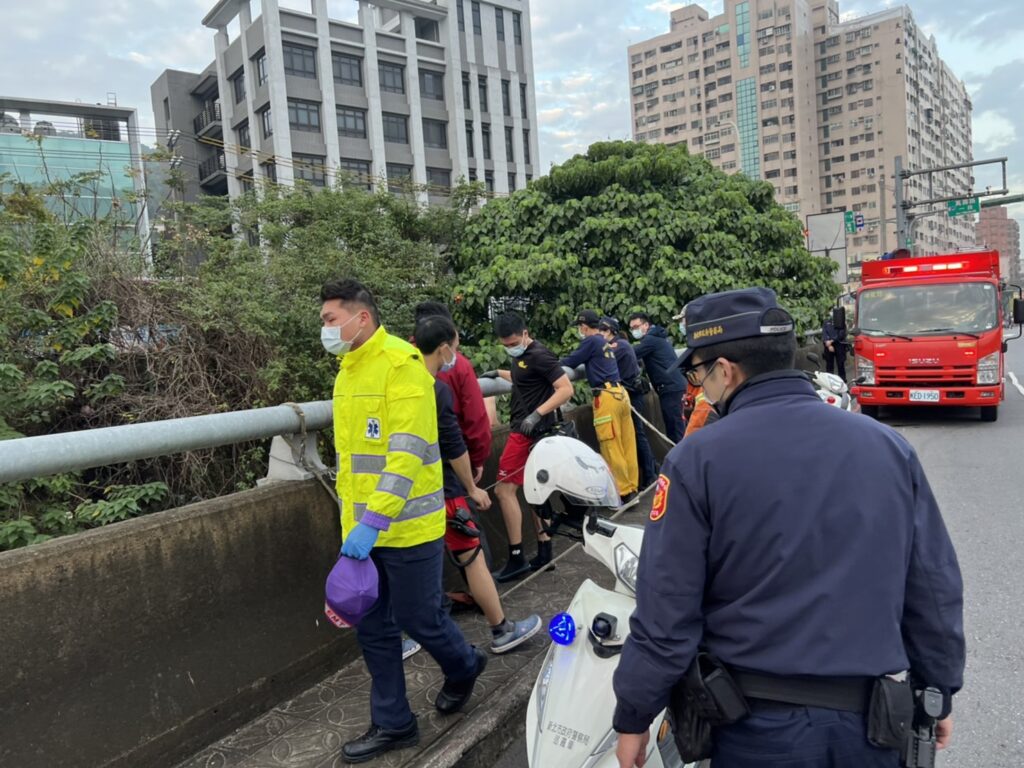 支援警力及消防局人員均到場,於現場做好警戒後,對該男施以柔性勸說請其停止自傷作為